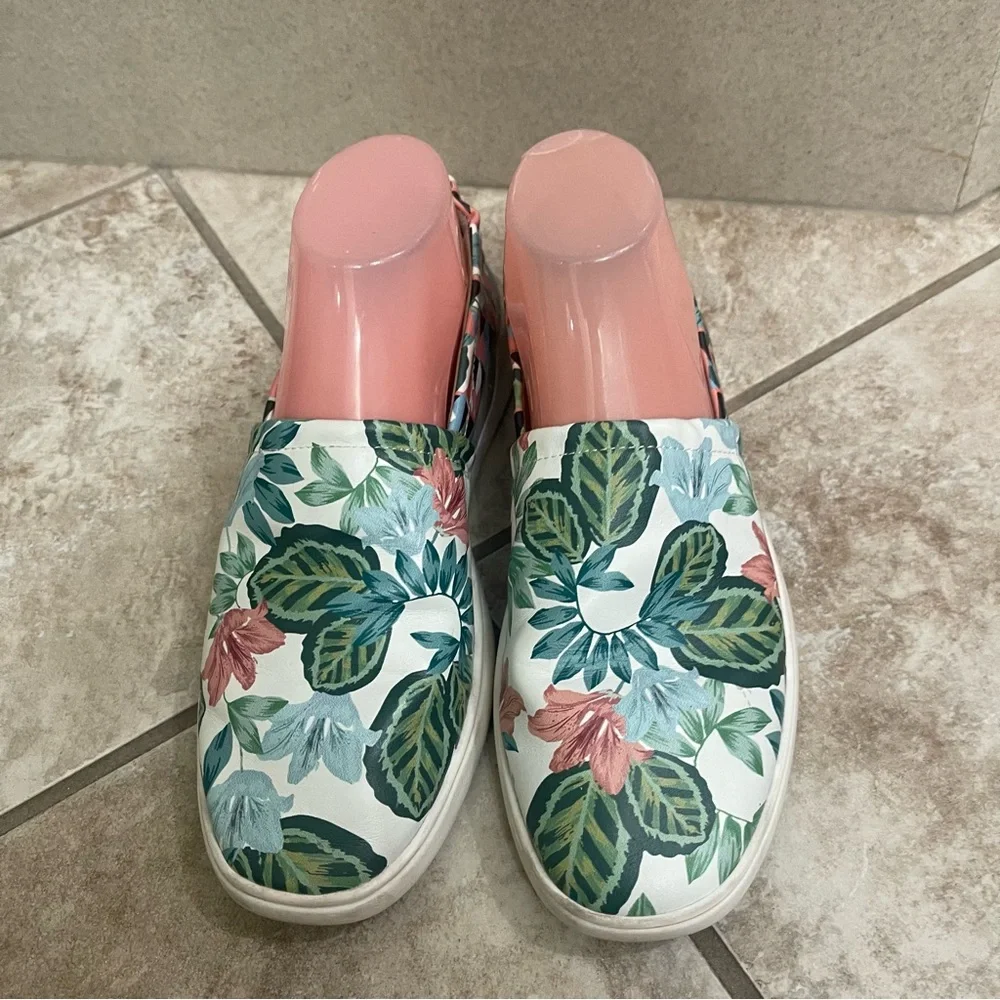 donald j pliner womens leather slip on loafers Size 8 White Floral‎